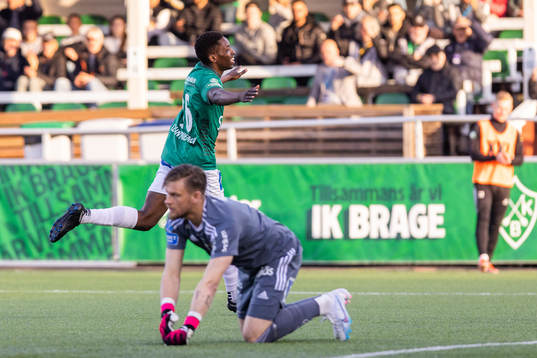 Brages Samouil Izountouemoi jublar med lagkamrater