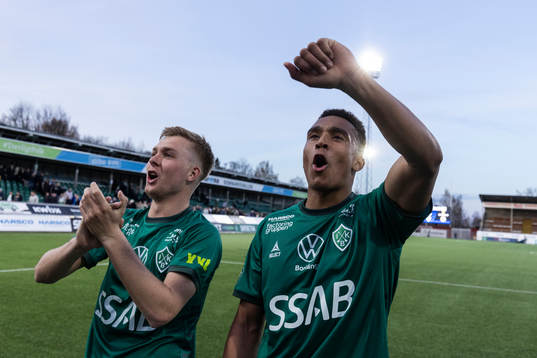 Brages spelare jublar