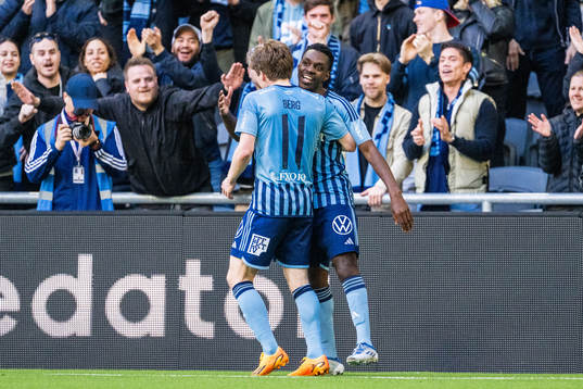 Djurgårdens Oliver Berg jublar med målskytten till 2-0