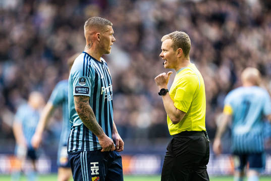 Djurgårdens Victor Edvardsen och Domare Fredrik Klitte