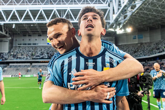 Djurgårdens Gustav Wikheim jublar med Piotr Johansson