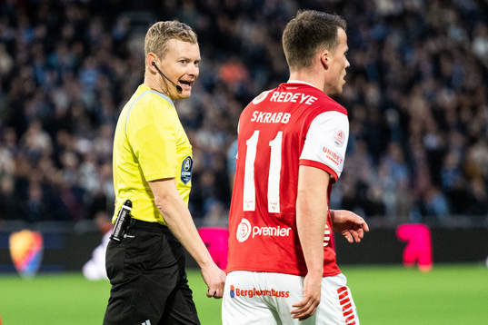Domare Fredrik Klitte och Kalmars Simon Skrabb