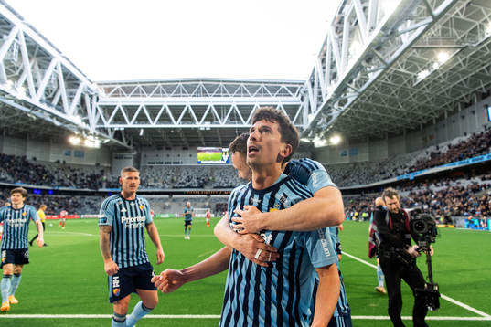 Djurgårdens Gustav Wikheim jublar med Piotr Johansson