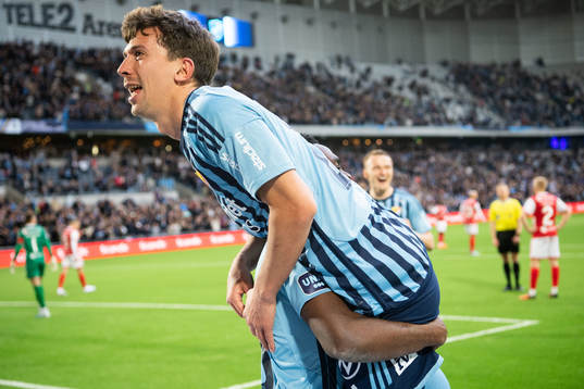 Djurgårdens Gustav Wikheim jublar med Joel Asoro