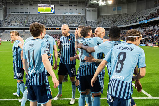 Djurgårdens Gustav Wikheim jublar med lagkamrater