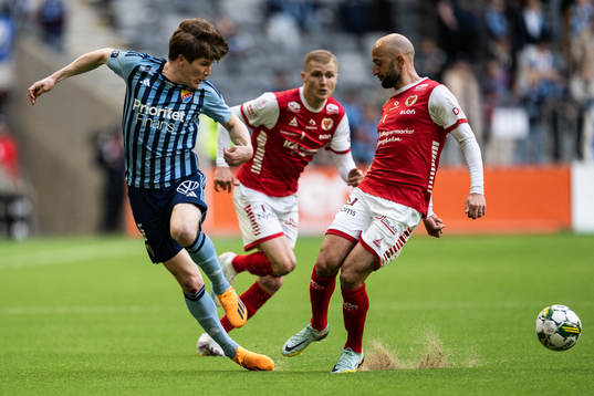 Djurgårdens Oliver Berg mot Kalmars Robert Gojani