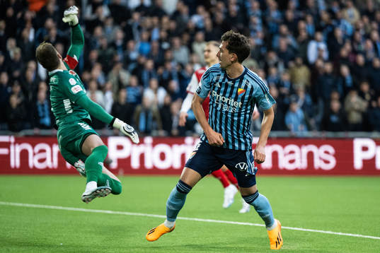 Djurgårdens Gustav Wikheim gör 3-0 bakom Kalmars målvakt