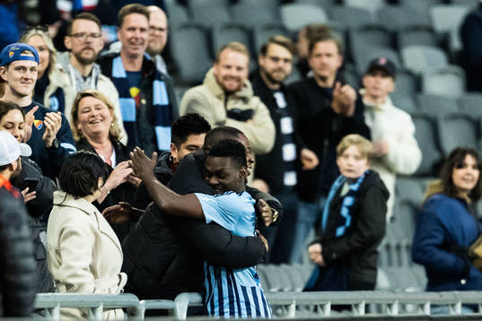 Djurgårdens Joel Asoro jublar med familj