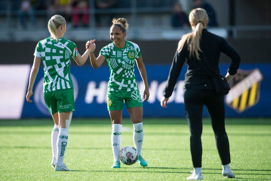 Hammarbys Madelen Janogy hälsar på Alice Carlsson