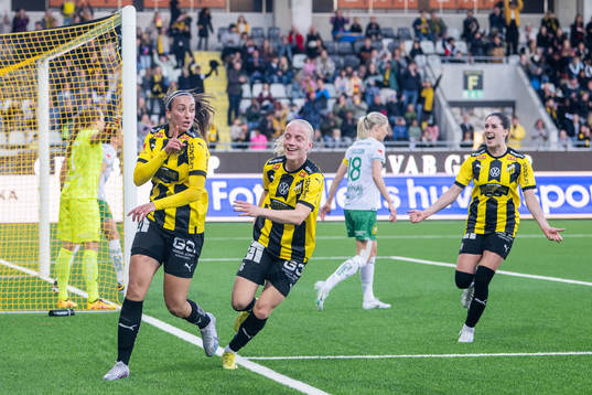 Häckens Rusul Rosa Kafaji och Anna Sandberg jublar