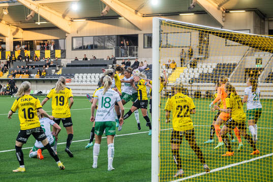 Häckens Josefine Rydbrink och Hammarbys Madelen Janogy