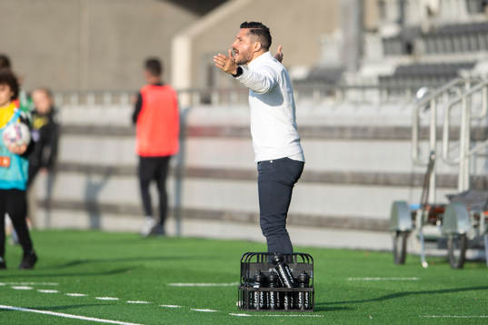 Hammarbys tränare Pablo Pinones-Arce reagerar