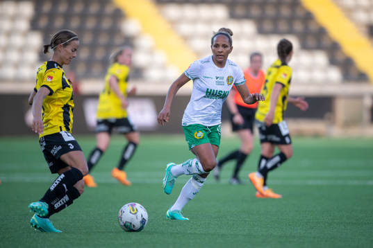 Häckens Aivi Luik och Hammarbys Madelen Janogy