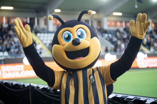 Häckens maskot Stickan jublar