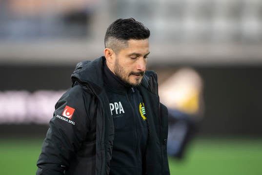 Hammarbys tränare Pablo Pinones-Arce deppar