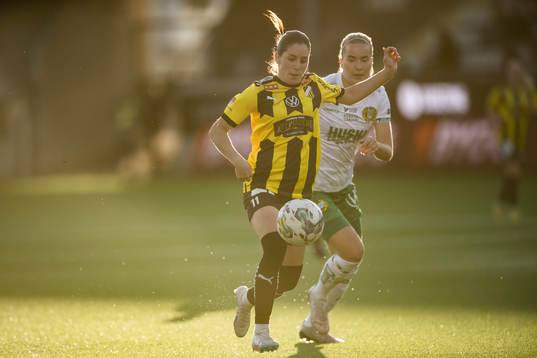 Häckens Clarissa Larisey  och Hammarbys Eva Nyström