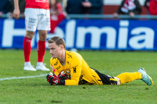 Degerfors målvakt Sondre Lovseth Rossbach deppar