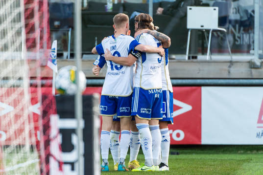 IFK Norrköpings Arnor Sigurdsson jublar med lagkamrater