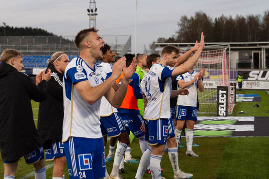 IFK Norrköpings Anton Eriksson jublar med lagkamrater