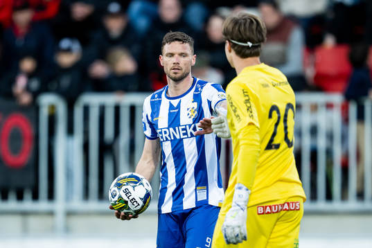 IFK Göteborgs Marcus Berg och Brommapojkarnas målvakt