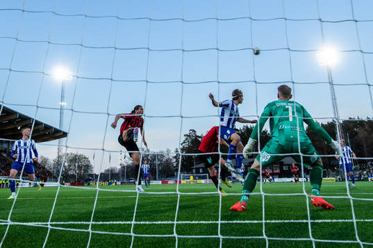 Brommapojkarnas Nikola Vasic mot IFK Göteborgs Johan