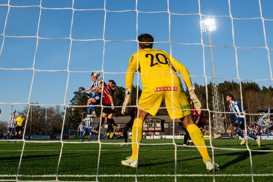 IFK Göteborgs Johan Bångsbo mot Brommapojkarnas Amadeus
