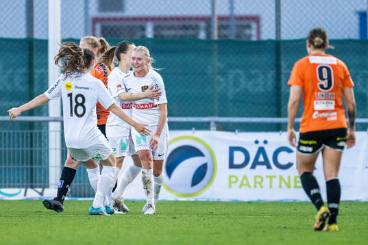 Brommapojkarnas Ellen Toivio jublar med lagkamrater