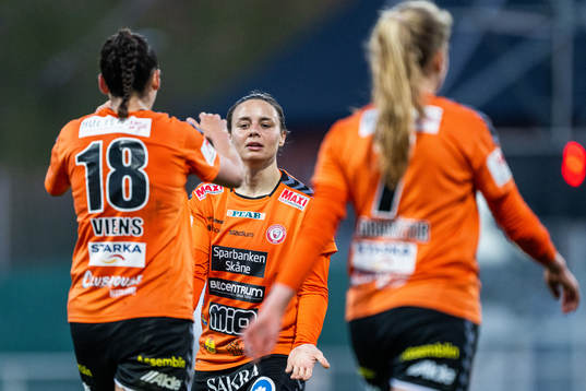 Kristianstads Evelyne Viens och Alice Nilsson jublar