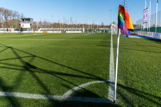 En hörnflagga i regnbågsfärger