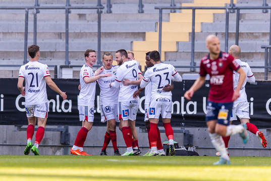 Östers Adam Bergmark Wiberg jublar med lagkamrater