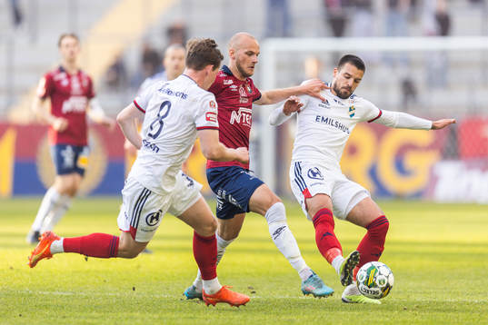 Östers Alex Thor Hauksson och Vladimir Rodic i kamp om