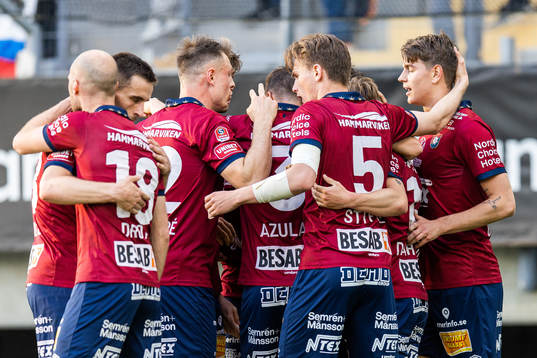 Örgrytes Noah Christoffersson jublar med lagkamrater