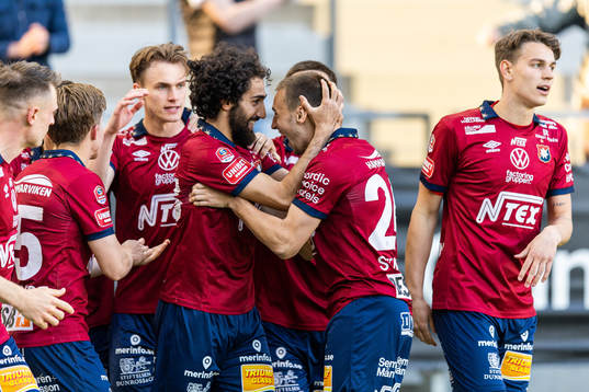 Örgrytes William Svensson jublar med lagkamrater