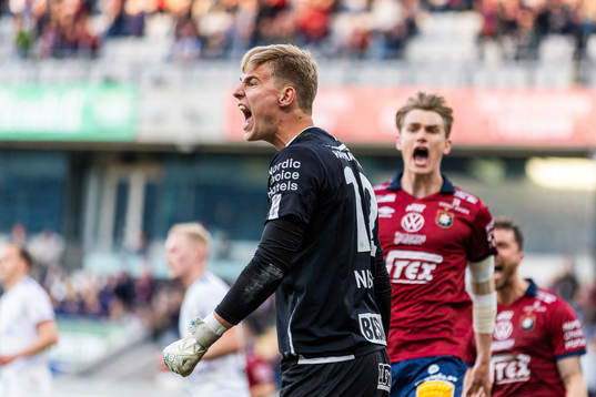 Örgrytes målvakt Mathias Nilsson jublar