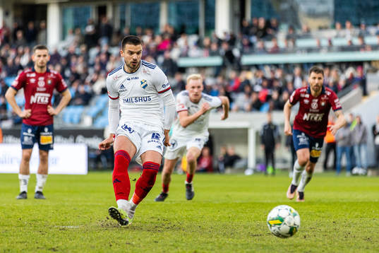 Östers Vladimir Rodic slår en straff som Örgrytes