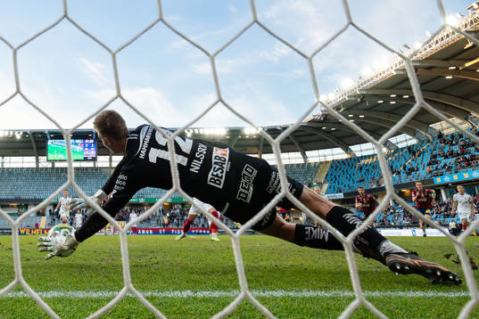 Örgrytes målvakt Mathias Nilsson räddar en straff slagen