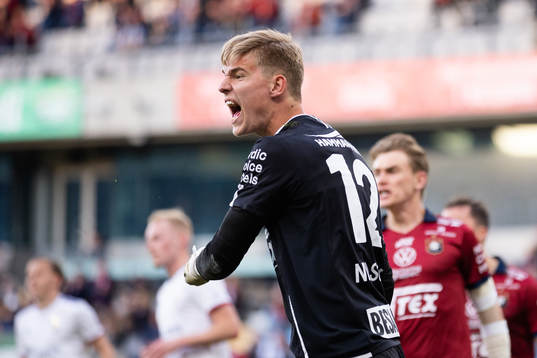 Örgrytes målvakt Mathias Nilsson jublar