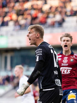 Örgrytes målvakt Mathias Nilsson jublar