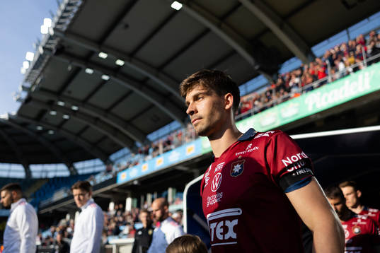 Örgrytes Daniel Paulson på väg ut till line up innan