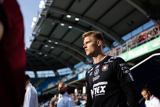 Örgrytes målvakt Mathias Nilsson på väg ut till line up