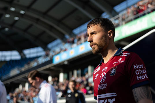 Örgrytes Jonathan Azulay  på väg ut till line up innan