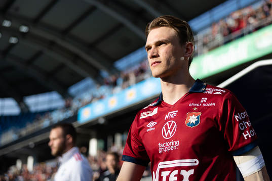 Örgrytes Christoffer Styffe på väg ut till line up innan