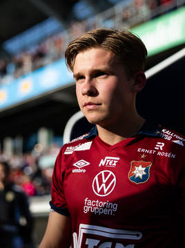 Örgrytes Isak Dahlqvist på väg ut till line up innan