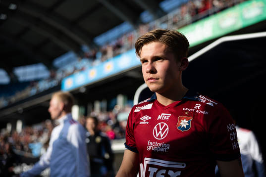 Örgrytes Isak Dahlqvist på väg ut till line up innan