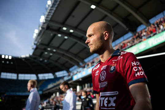 Örgrytes Jonathan Drott på väg ut till line up innan