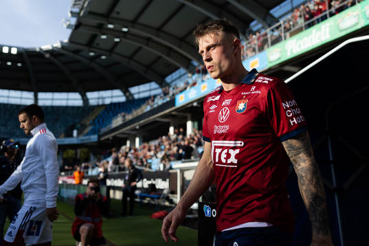 Örgrytes Marcus Haglind Sangre på väg ut till line up