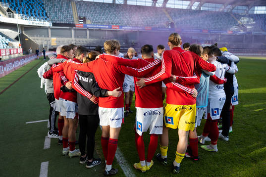 Östers spelare och ledare samlade innan  fotbollsmatchen i