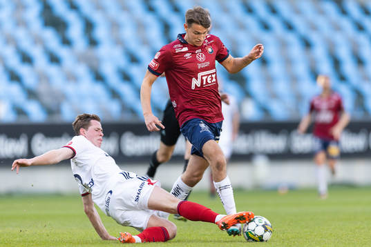 Östers Alex Thor Hauksson glidtacklar Örgrytes Noah