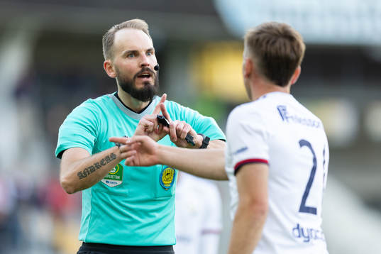 Domare Andreas Dufva-Johansson och Östers Runar Thor