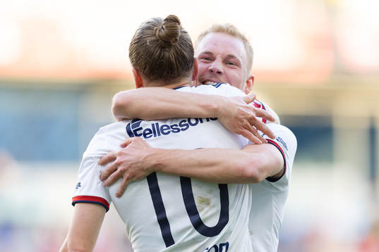 Östers Jesper Jonasson Westermark jublar ihop med Adam